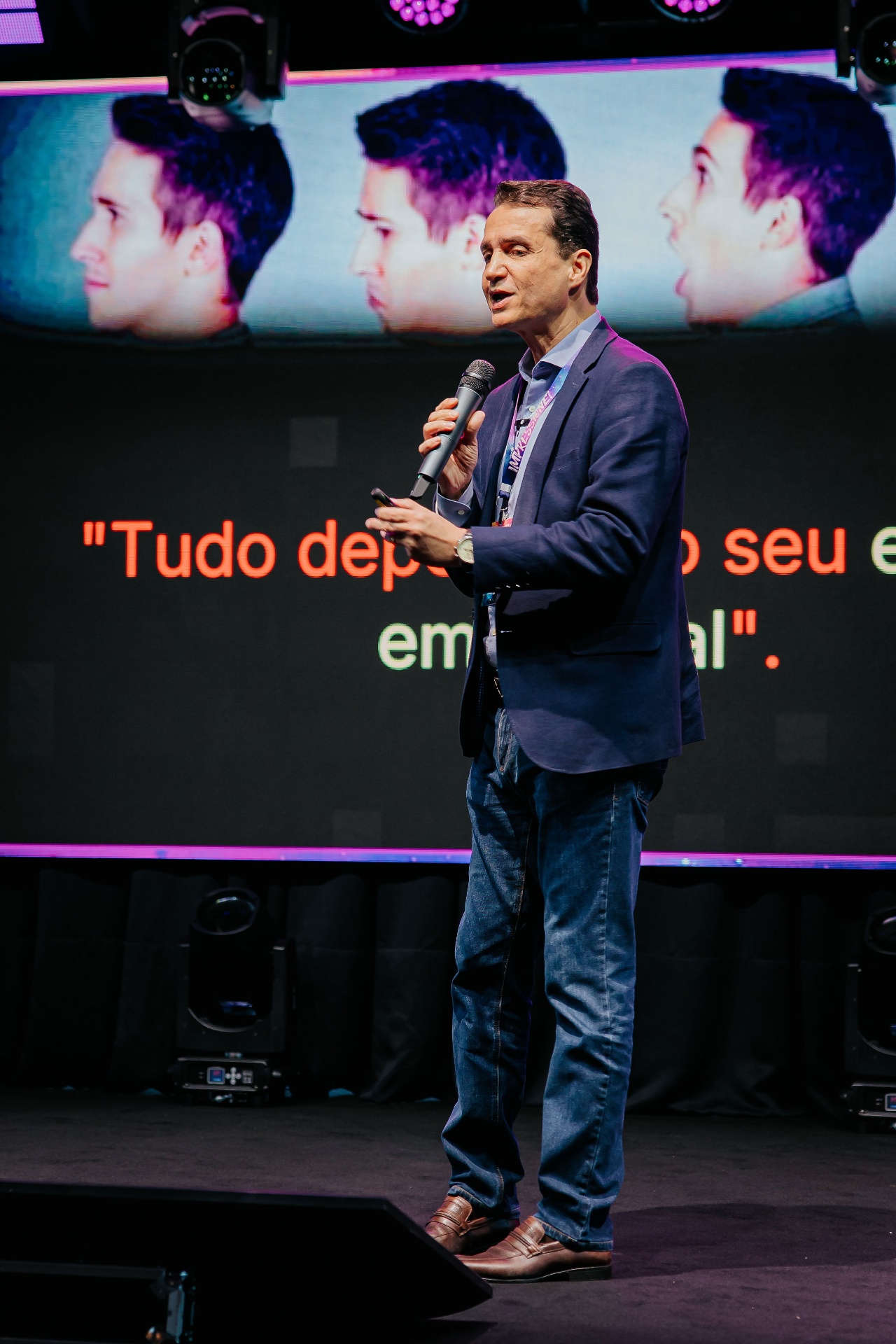 Giezi em palco durante treinamento corporativo